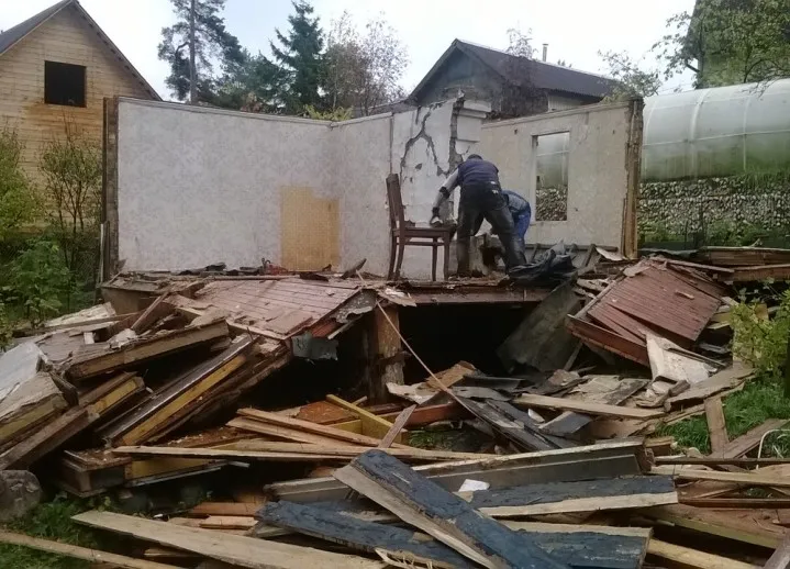 Демонтаж дома с вывозом мусора в Москве и МО — цена от 45 000 руб