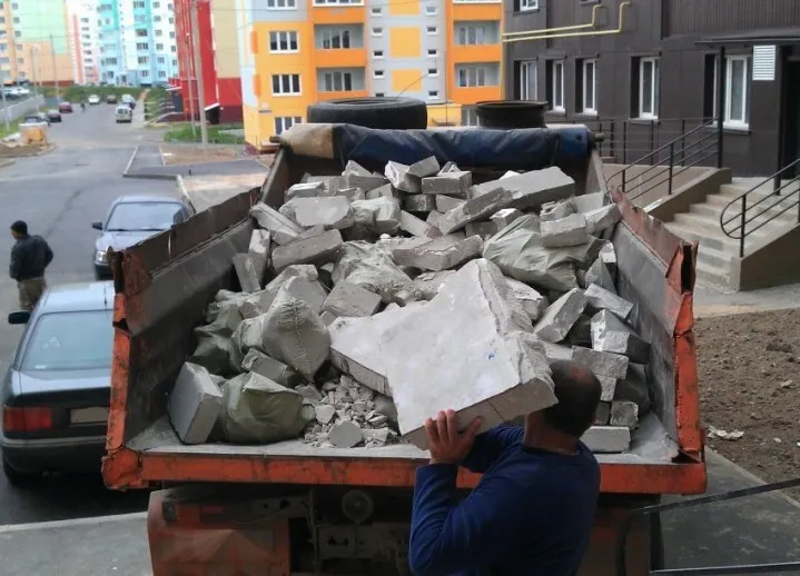 Вывоз строительного мусора с грузчиками в Москве